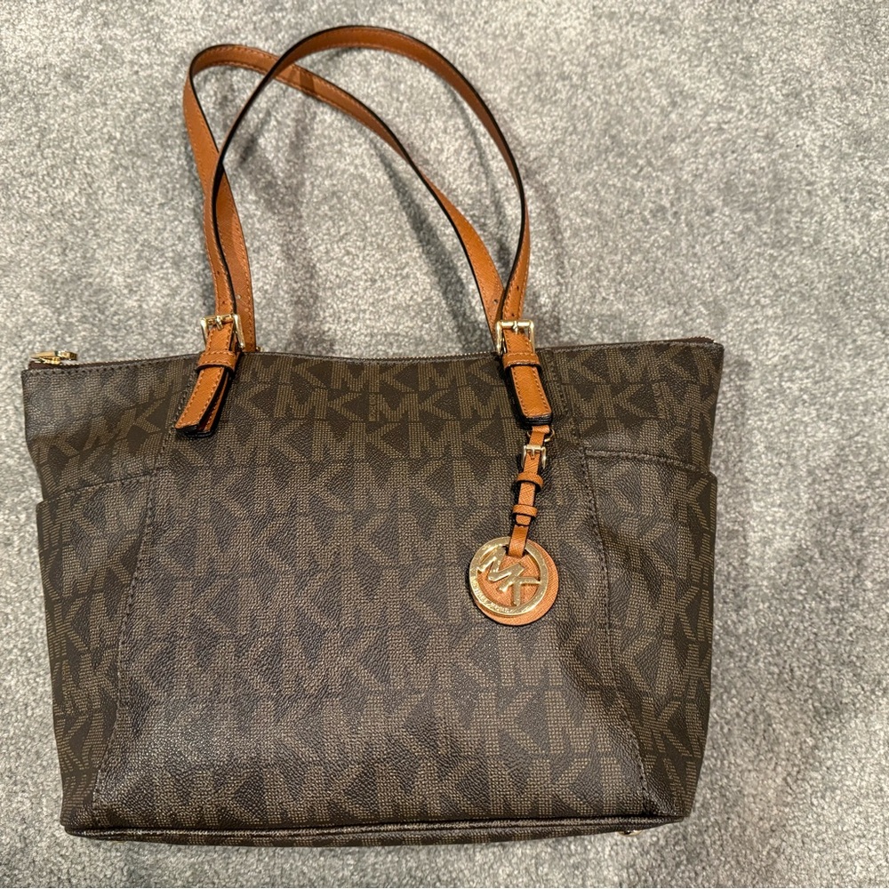 Michael Kors tote with top zipper